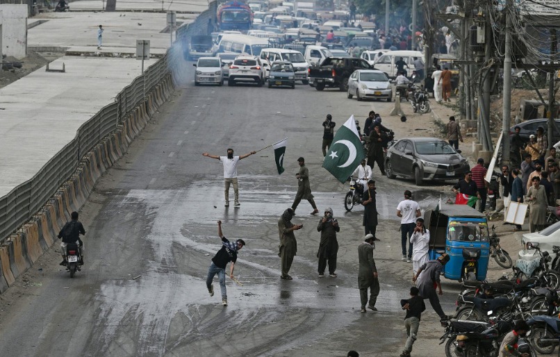 खामेनेई यांच्या मृत्यूनंतर पाकिस्तानमध्ये हिंसक आंदोलन; ९ जणांचा मृत्यू