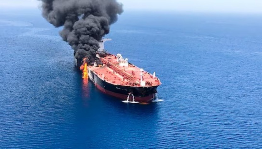 ओमान किनाऱ्याजवळ तेल टँकरवर हल्ला