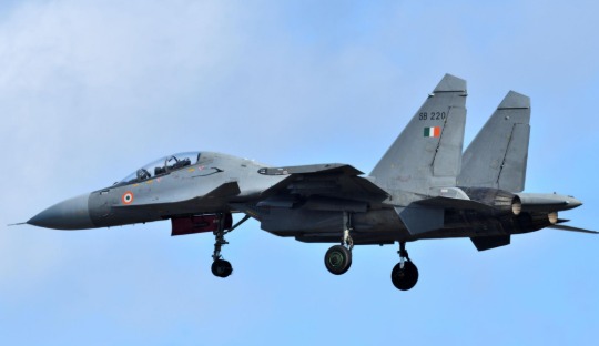 आसाममध्ये सुखोई विमान कोसळले; हवाई दलाचे दोन वैमानिक ठार