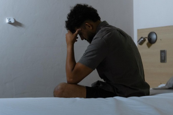 झोपेचा अभाव: आरोग्यासाठी धोक्याची घंटा