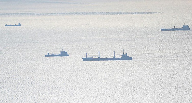 युद्धाच्या सावटातही इराणची तेल निर्यात सुरू