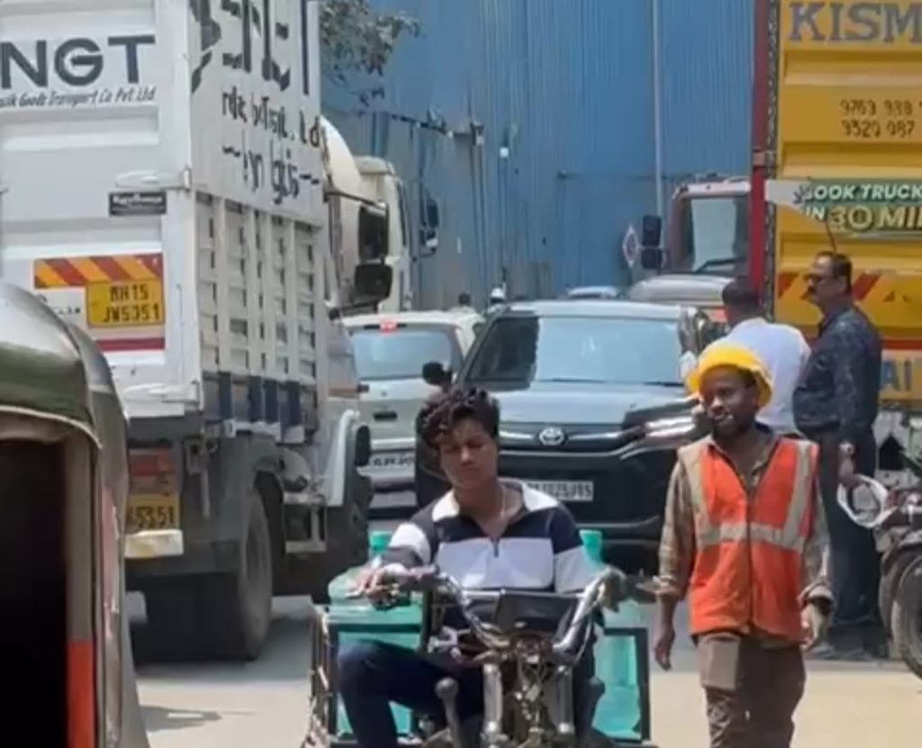 मागाठाणे स्टेशनबाहेर बिल्डरचे ट्रक, मिक्सर करतायत रुग्णवाहिकांची अडवणूक