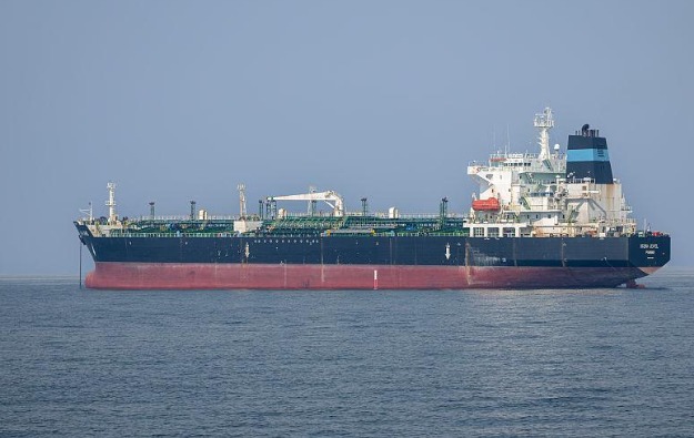 होर्मुझ सामुद्रधुनी पार करून पहिले तेलवाहू जहाज मुंबईजवळ