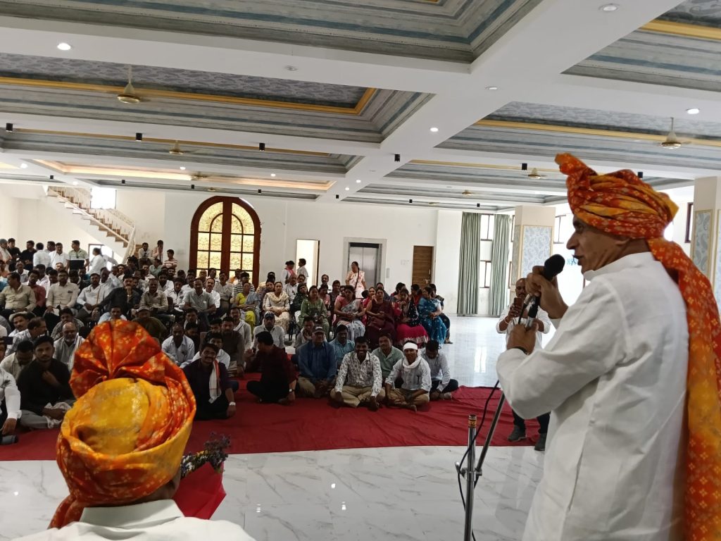 भ्रष्ट अधिकाऱ्यांना पाठीशी घालणाऱ्यांच्या घरावर मोर्चा