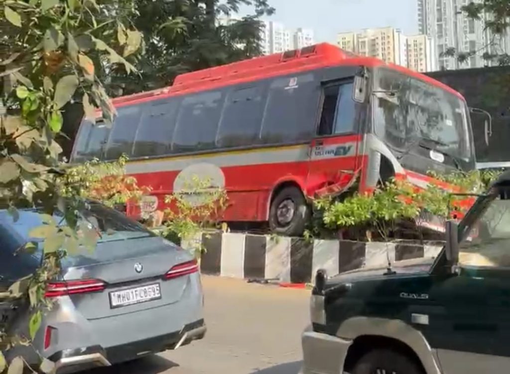 लोअर परळमध्ये ‘बेस्ट’चा थरार! भरधाव बस दुभाजकावर चढली