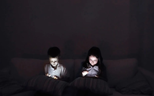 अधिक स्क्रीन टाइममुळे मुलांच्या हृदयाच्या आरोग्यावर वाढतो धोका