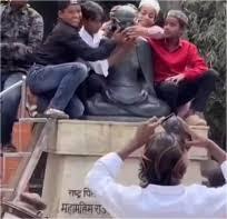 बरेलीत गांधींच्या पुतळ्याची विटंबना, ‘गांधी’ मात्र गप्प !