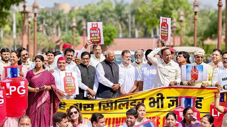 सरणावर पोळ्या शेकण्याच्या प्रयत्नात काँग्रेस