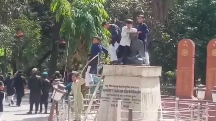 मुस्लिम युवकांनी बरेलीत महात्मा गांधींना टोपी घातली, खांद्यावर हात ठेवून फोटो काढले!