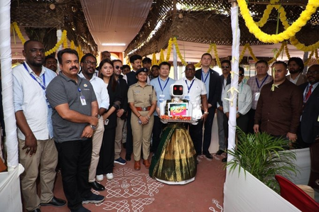 पुडुचेरी निवडणुक: साडीतल्या ‘नीला’ रोबोटकडून मतदारांचे स्वागत