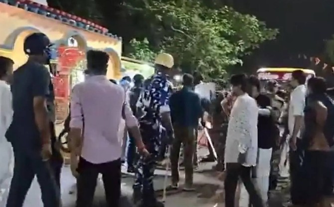 तृणमूलच्या कार्यकर्त्यांनी भाजपा उमेदवाराच्या घरावर टाकला बॉम्ब