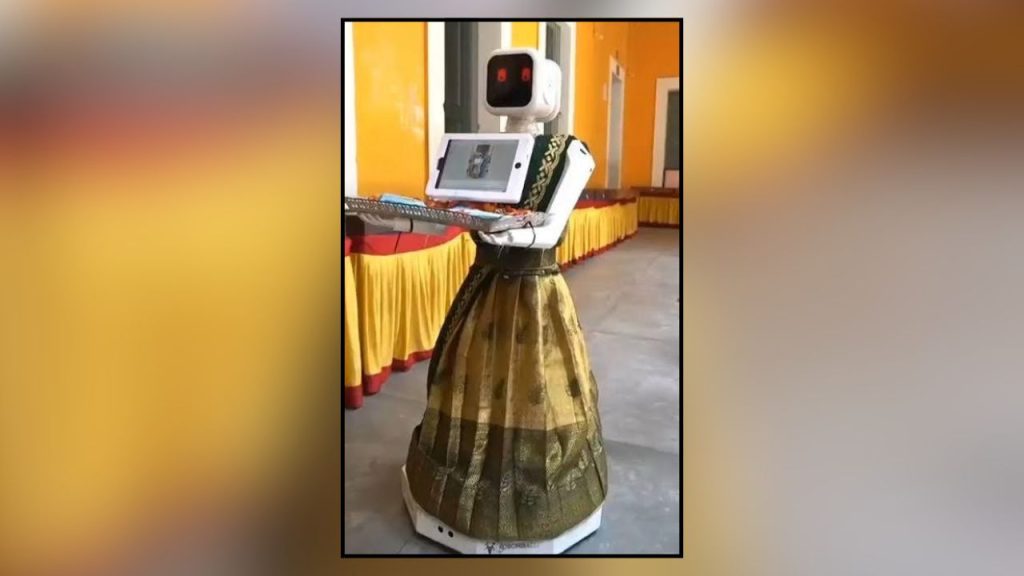 तमिळनाडूच्या वेल्लोरमध्ये रोबोटकडून फुलं आणि चॉकलेट देऊन मतदारांचे स्वागत