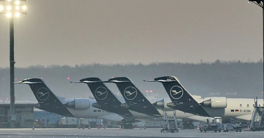 घरून काम, फक्त सहा आठवड्यांचे जेट इंधन शिल्लक