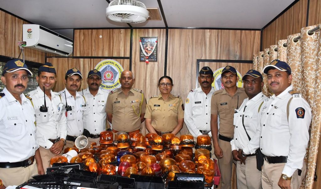 बेकायदेशीर डोम लाईट्स, सायरनवर पोलिसांची कारवाई