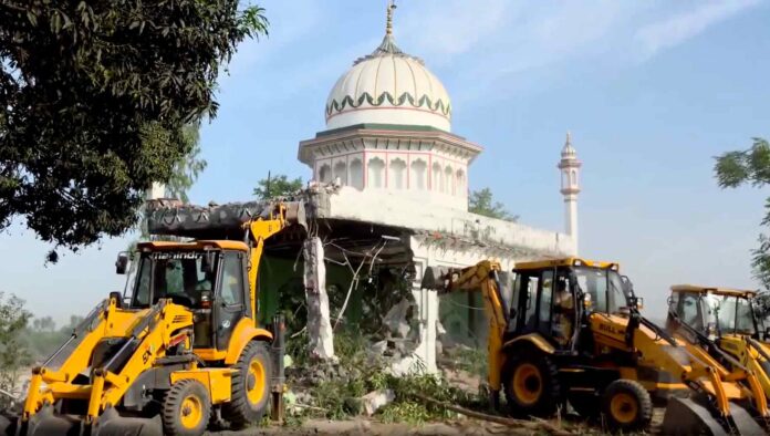 हरिद्वारमधील बेकायदेशीर मजार पाडली…खाली कसलेही अवशेष नव्हते!