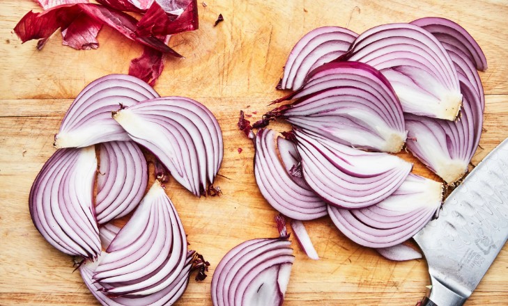 कच्चा कांदा शरीरासाठी लाभदायक की हानीकारक? जाणून घ्या