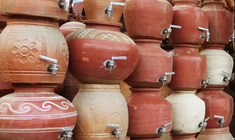 माठातील पाणी देते शरीराला नैसर्गिक थंडावा; माठ खरेदी करताना ‘या’ गोष्टी लक्षात ठेवा