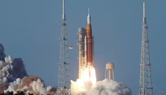 सर्वात दूरचा मानवी अंतराळ प्रवास करण्यासाठी चार अंतराळवीरांची चंद्राकडे झेप