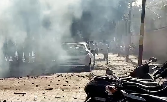 नोएडात वेतनवाढीच्या आंदोलनाला हिंसक वळण