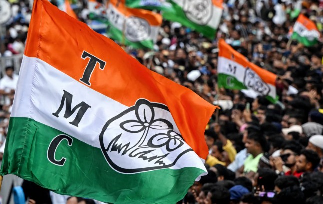 तृणमूलला मत द्या सांगणाऱ्या पोलिसाला नागरिकांनी सुनावले