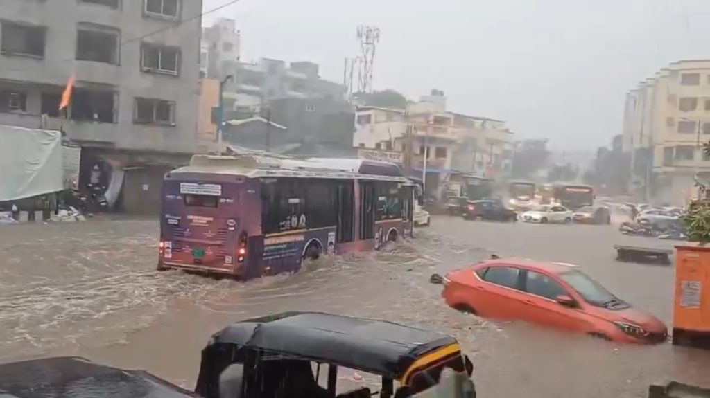 पुण्यात अवकाळी पावसाचा कहर; झाड कोसळून महिलेचा मृत्यू