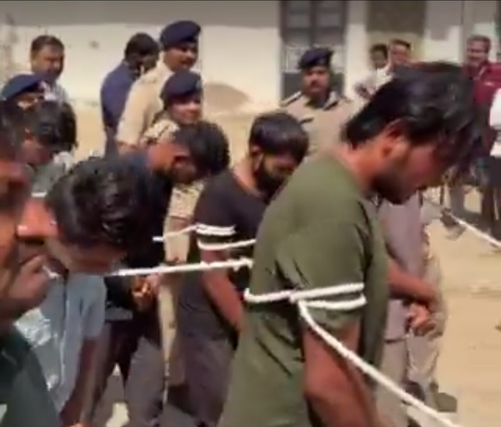 अल्पवयीन मुलीवर बलात्कार, परवेझ पठाणसह ८ जणांची पोलिसांनी काढली धिंड!