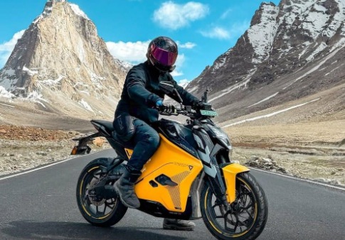 उन्हाळ्यात बाईक चालवताना काळजी घ्या