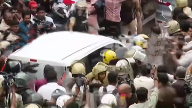 विजयन यांच्यावरील छाप्यानंतर ईडीची गाडी फोडली