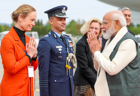 पंतप्रधान मोदी नॉर्वेमध्ये दाखल; पंतप्रधान स्टोरे यांनी केले स्वागत