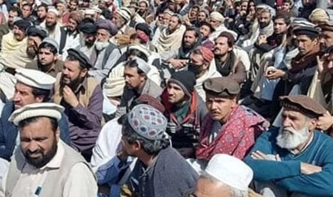 पाकिस्तानच्या पेशावरमध्ये स्मार्ट लॉकडाऊनविरोधात व्यापारी रस्त्यावर