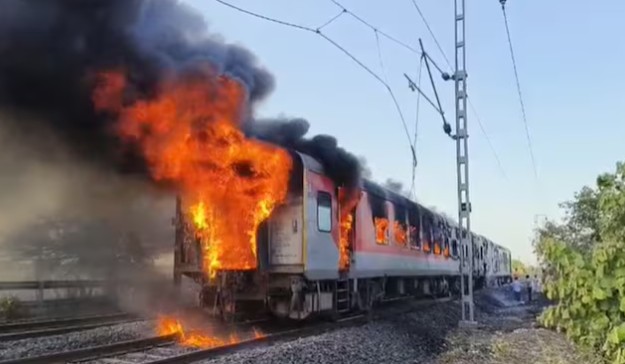 मध्य प्रदेशच्या रतलामजवळ राजधानी एक्सप्रेसला भीषण आग
