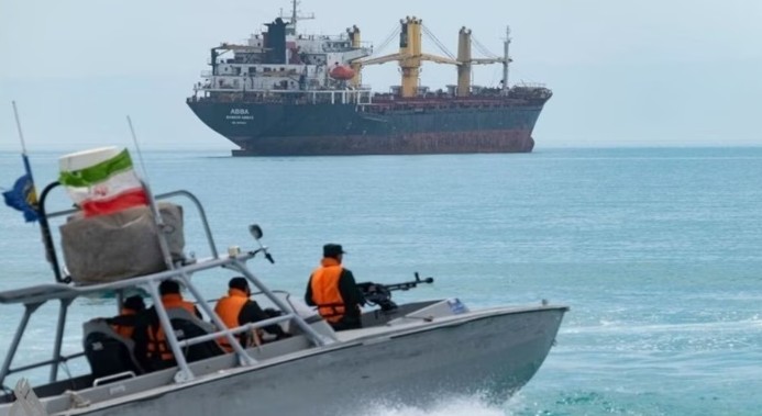 अमेरिकेकडून IRGC च्या नौका आणि क्षेपणास्त्र तळांवर हल्ले