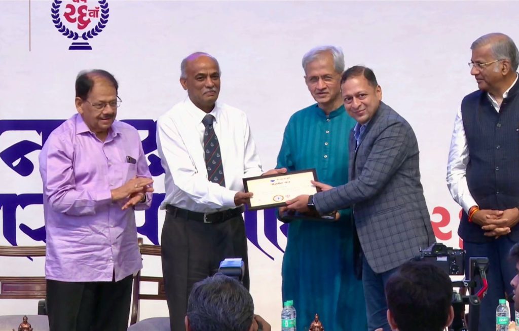 डॉ. मयूर पारिख यांना देवर्षि नारद पत्रकारिता पुरस्कार प्रदान
