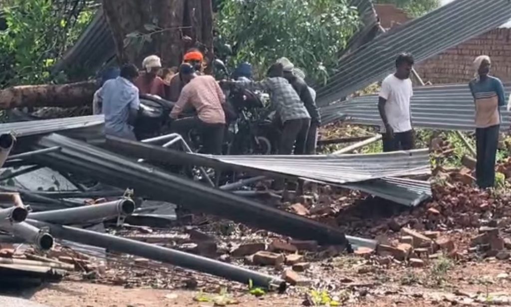 यूपीमध्ये वादळ-पावसाचा कहर; १०४ जणांचा मृत्यू