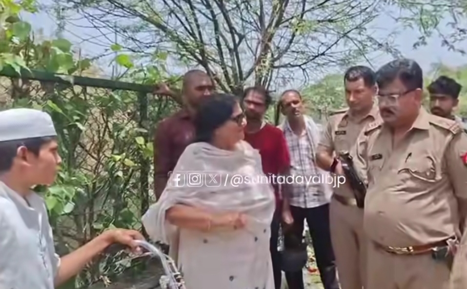 गाझियाबादच्या नदीत मदरशातली मुले फेकत होती गोमांस…महापौरांनी पकडले