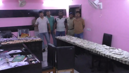 पश्चिम बंगालमधील खासगी शाळेतून १.४४ कोटी रुपये जप्त