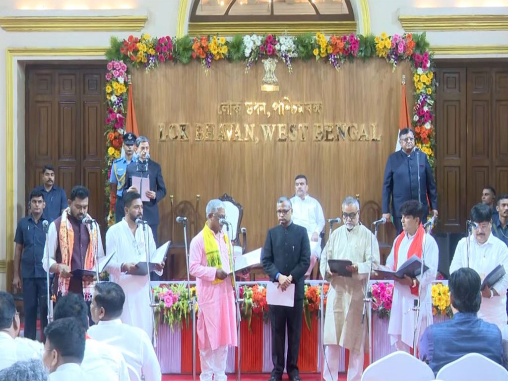 बंगालच्या मंत्रिमंडळाचा विस्तार, ३५ मंत्र्यांनी घेतली शपथ