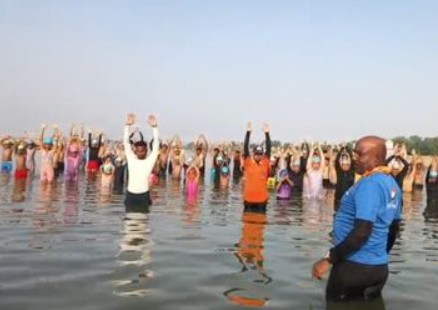 आंतरराष्ट्रीय योग दिनापूर्वी प्रयागराजमध्ये ‘जल योग’