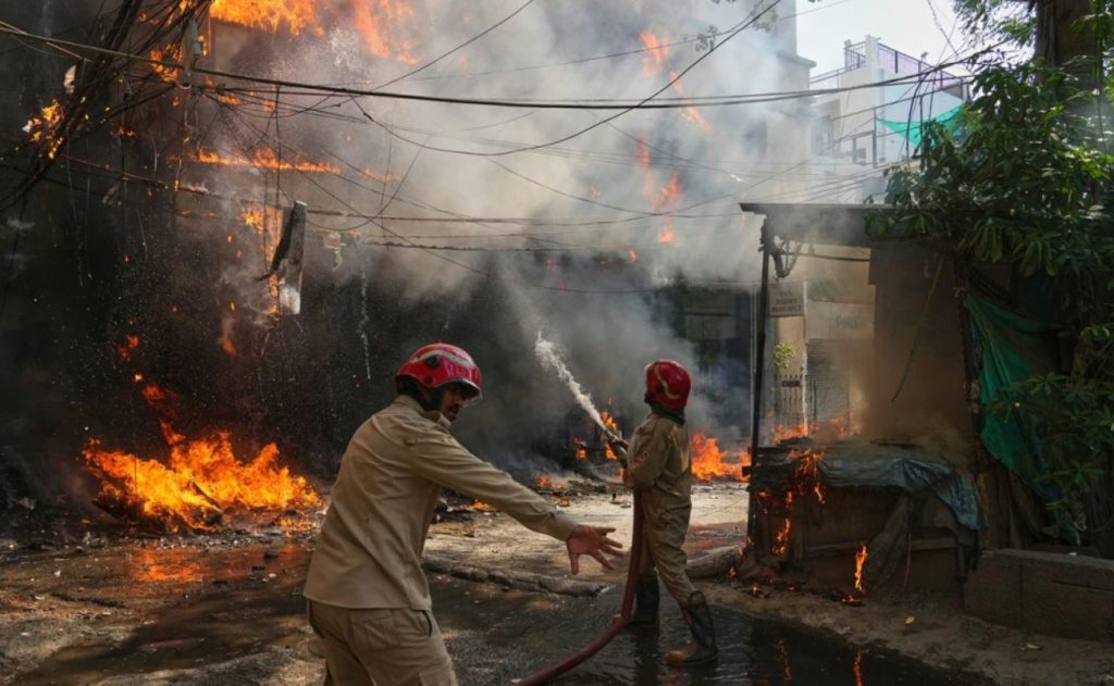 मालवीय नगर अग्निकांड: सहा खोल्यांच्या परवानगीवर सुरू होते २५ खोल्यांचे संचालन