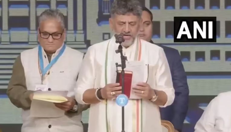डी. के. शिवकुमार यांनी हातात संविधान घेऊन कर्नाटकच्या मुख्यमंत्रीपदाची घेतली शपथ