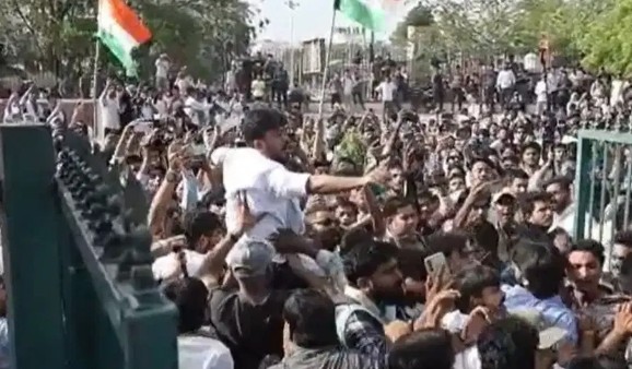 राजस्थानमधील आंदोलनादरम्यान अभिजित दीपकेंना लगावल्या कानशिलात