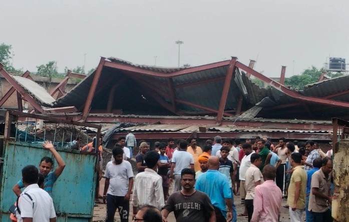 कोलकात्यात बांधकामाधीन कारखान्याचे शेड कोसळून १४ कामगार जखमी