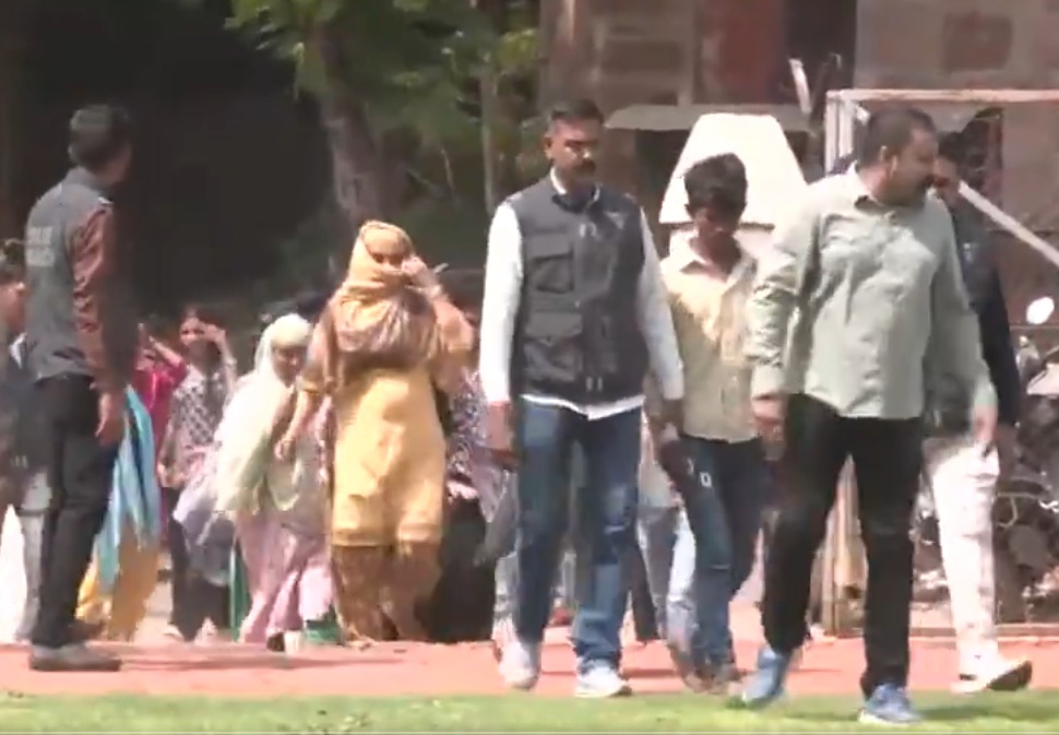 अहमदाबादमध्ये बेकायदेशीर बांगलादेशी घुसखोरांविरोधात मोठी कारवाई