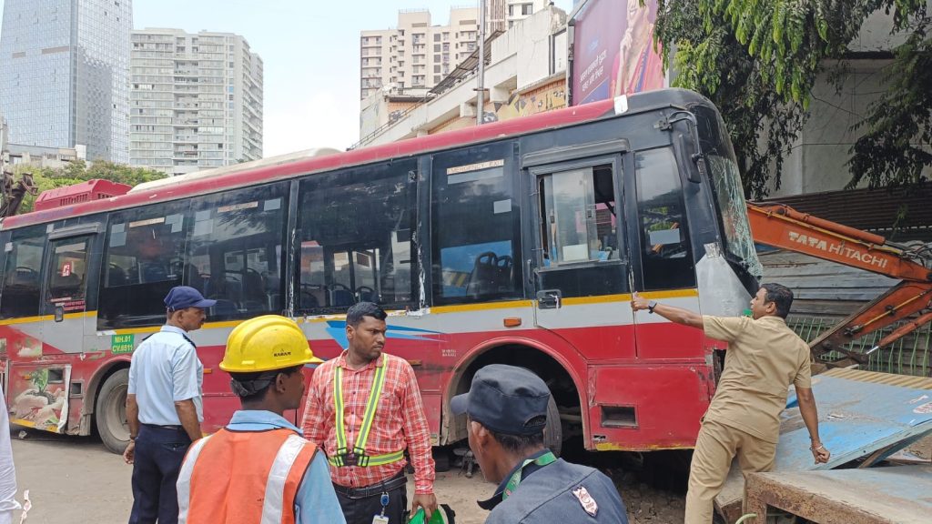 दादरच्या प्लाझा जवळ बेस्ट बसचा भीषण अपघात; एकाचा मृत्यू