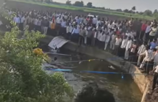 रस्त्यालगत असलेल्या विहिरीत कोसळली पिक-अप, ८ ठार