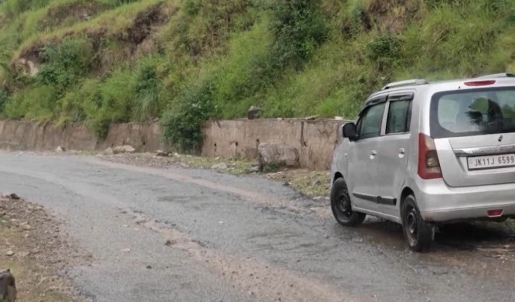 राजौरीत जमीन खचल्याने घरांचे नुकसान