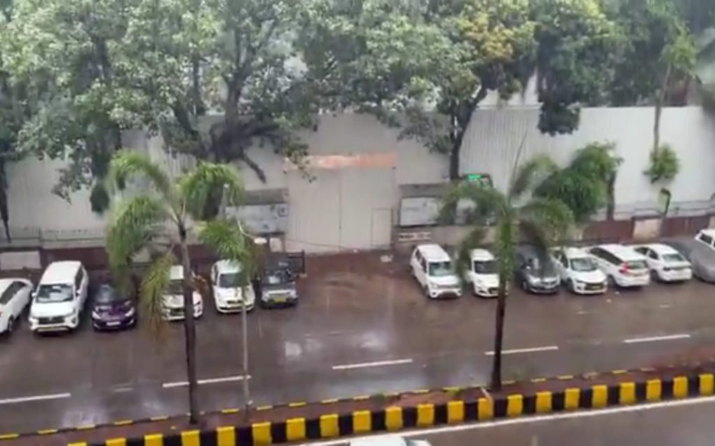 अखेर मुंबईत बरसल्या हलक्या पावसाच्या सरी, सर्वत्र मातीचा सुगंध