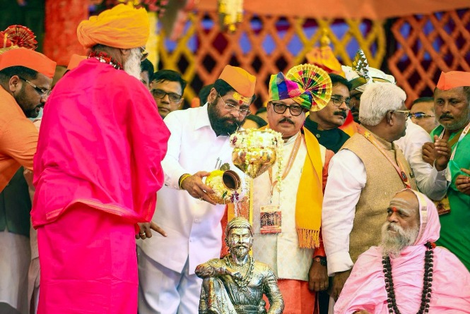 विमानापेक्षा इमान महत्त्वाचं असते