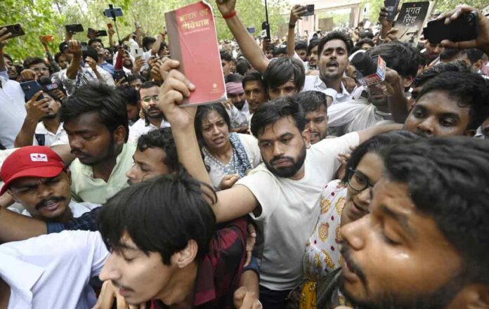 लखनऊमधील आंदोलन ‘हायजॅक’ करण्याचा दिपकेचा प्रयत्न, नंतर काढता पाय