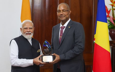 सेशेल्समध्ये पंतप्रधान मोदींना ‘गार्डियन ऑफ द ब्लू होरायझन’ चा सर्वोच्च सन्मान